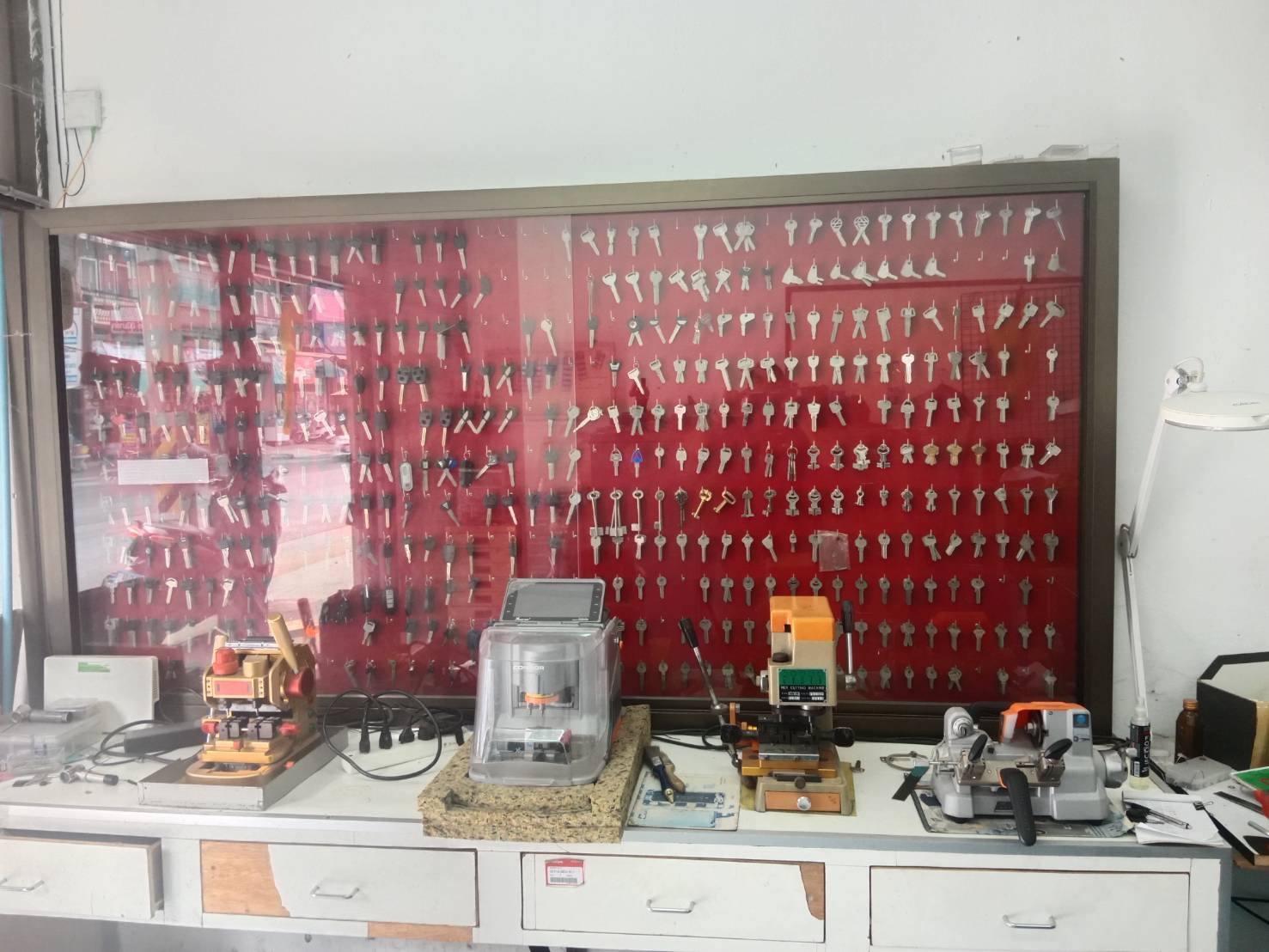 3 - https://ร้านช่างเจริญกุญแจโคราช.com | ร้านช่างเจริญกุญแจโคราช - รับทำกุญแจรถยนต์ทุกชนิด เปิดรถยนต์เปิดบ้านเปิดตู้เซฟ กุญแจมอเตอร์ไซค์ทุกรุ่นทุกชนิด รับทำกุญแจอิมโมบิไลเซอร์ทุกรุ่น บริการนอกสถานที่ทั้งในเขตตัวเมืองและเขตใกล้เคียงต่างอำเภอต่างจังหวัด